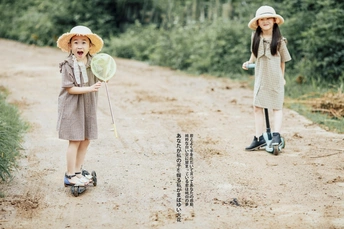 小女孩和男孩在森林里户外玩耍