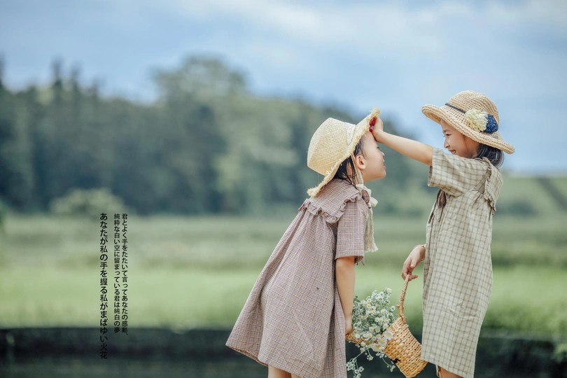 一个小女孩拿着一篮花 旁边是一个小男孩