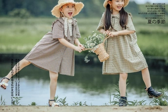 一个小男孩和一个小女孩手里拿着花