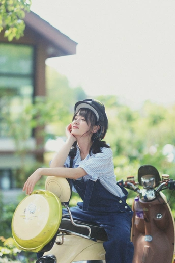 一个戴头盔的年轻女子骑滑板车