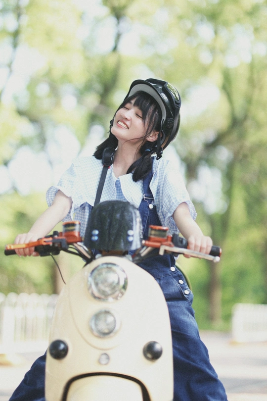 一个戴头盔的年轻女子骑摩托车