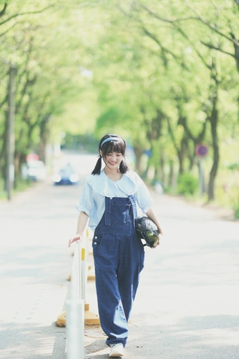 一位穿着工作服的年轻女子走在街上