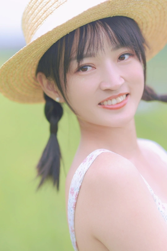 一位留着白发的年轻女子戴着大帽子