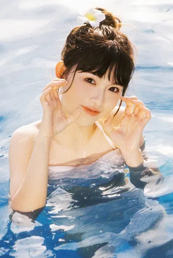 一个年轻女子在游泳池里游泳 水已经淹到她的耳朵了。