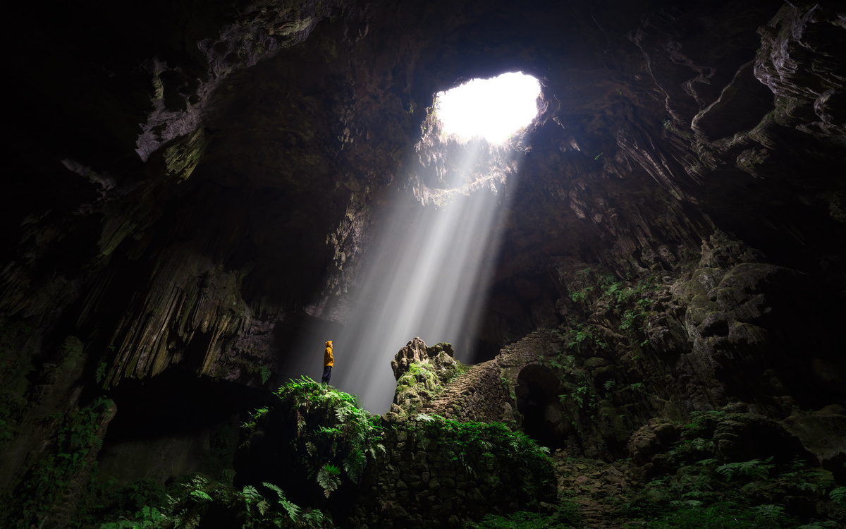 一束光线透过黑暗洞穴的入口
