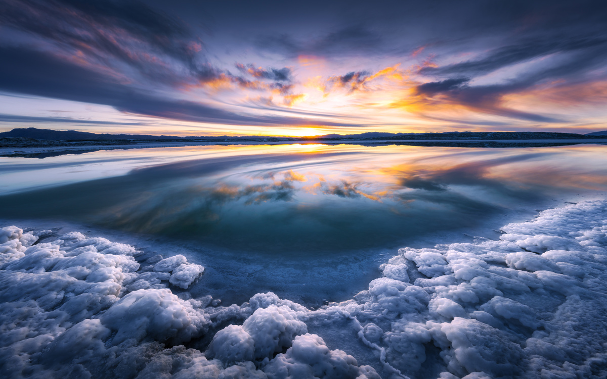 湖面上日出或日落 天空中云彩和冰