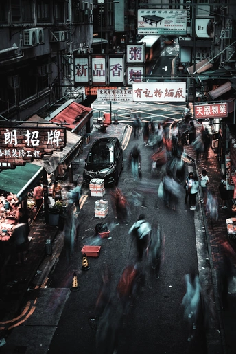 亚洲城市拥挤的街道上 人们行走。