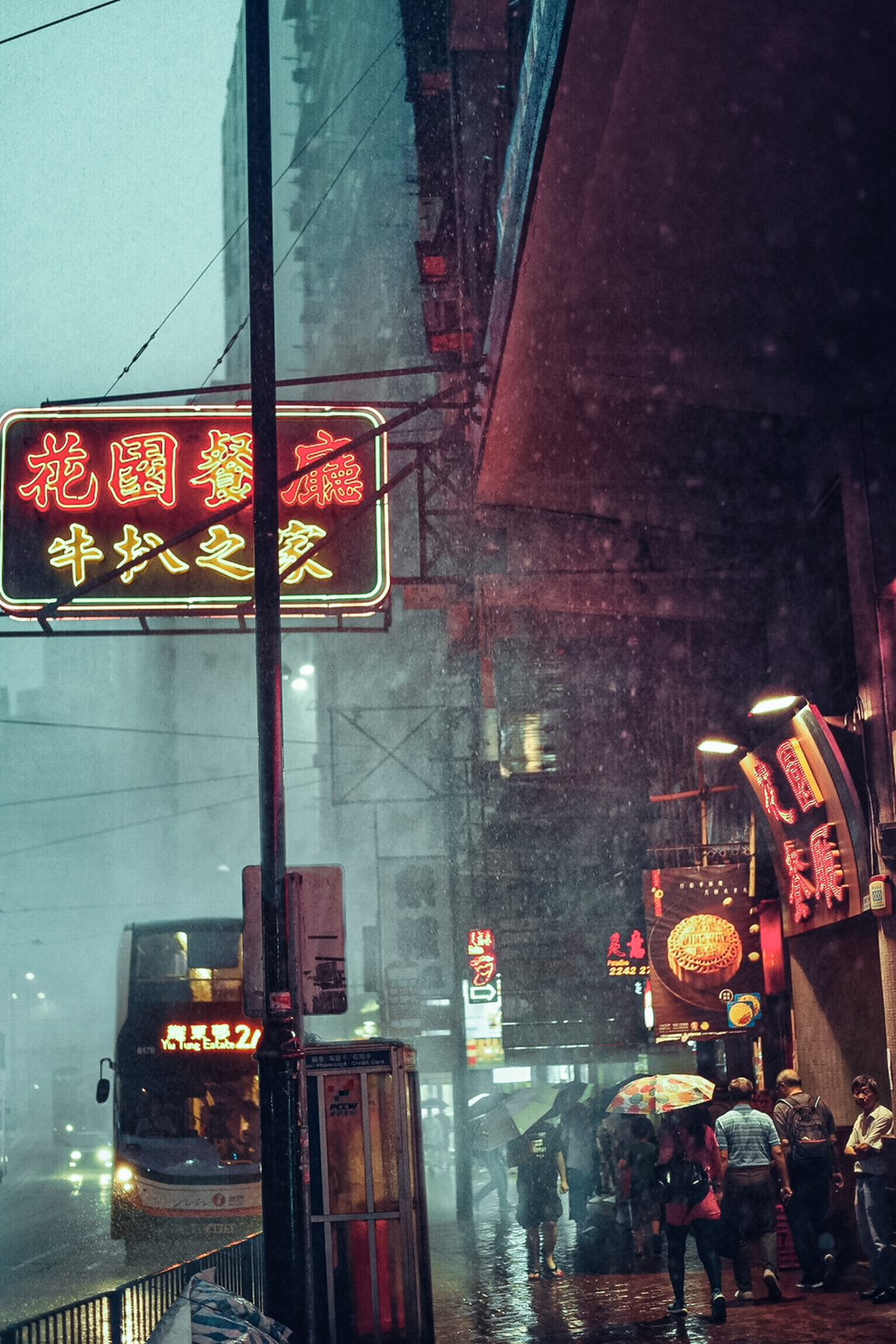 一个雨夜的城市街道 人们冒雨行走 一辆带伞的公交车。