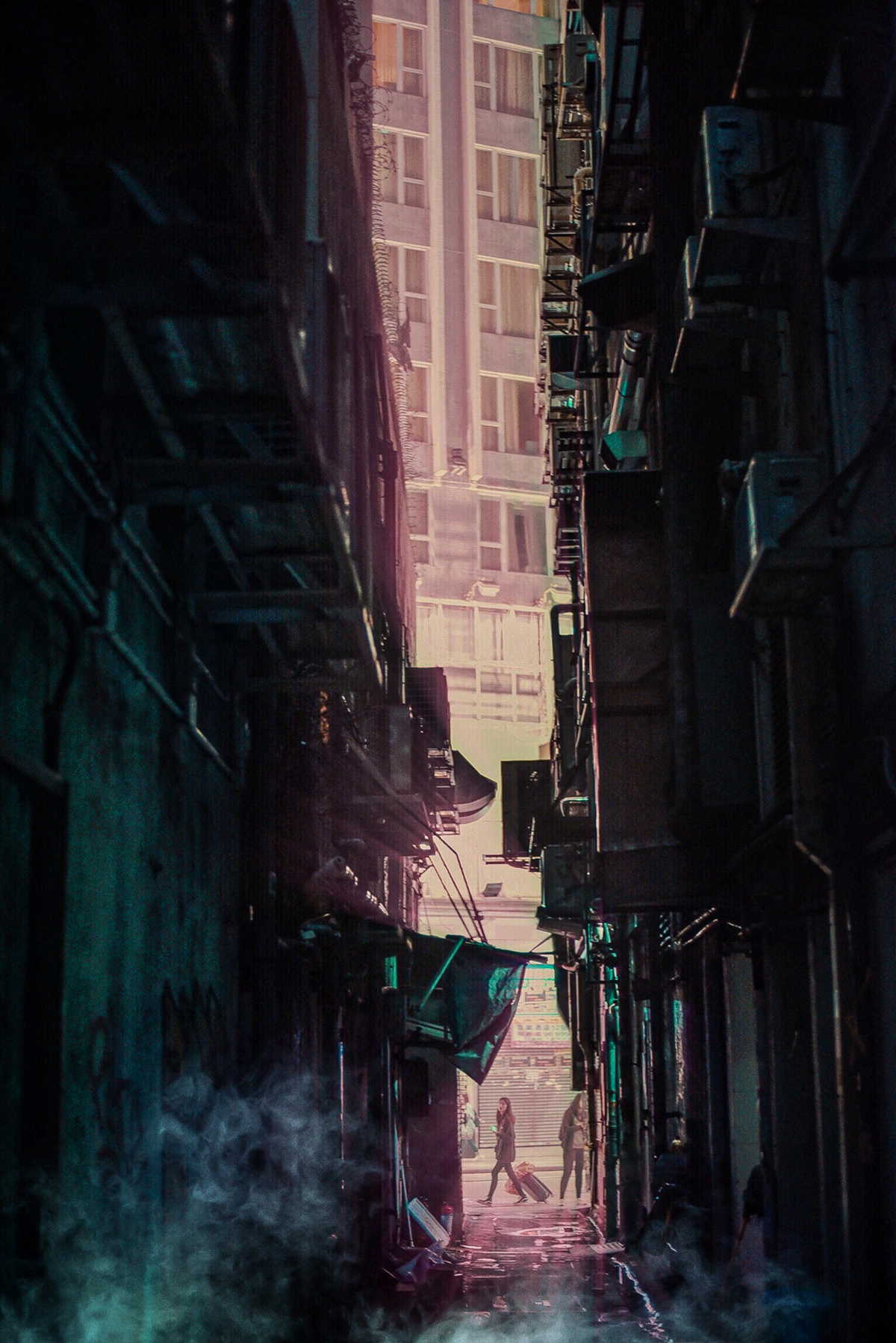 夜晚的黑暗城市街道 高大的建筑 一名幽灵在街上行走。