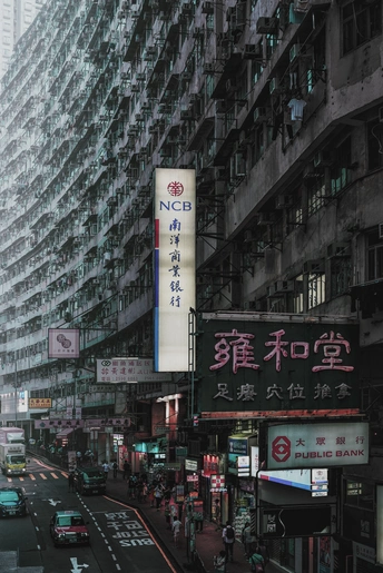 一条街道 有汽车、标志和摩天大楼。