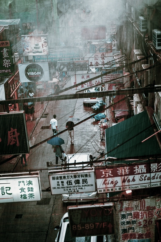 人们打着伞在雨中行走的城市
