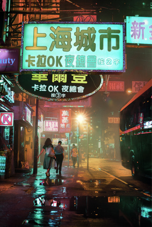 一个雨夜的城市街道 人们行走 一辆公交车在街上。