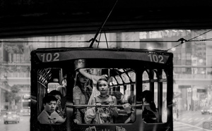 一张黑白照片 人们和孩子们在公交车上骑