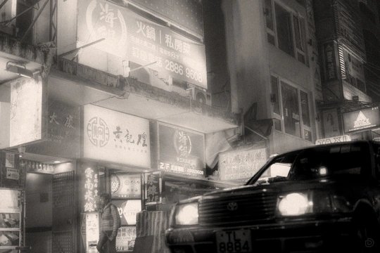 夜间行驶的黑白汽车
