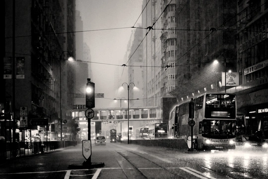 雨夜湿漉漉的街道黑白照片