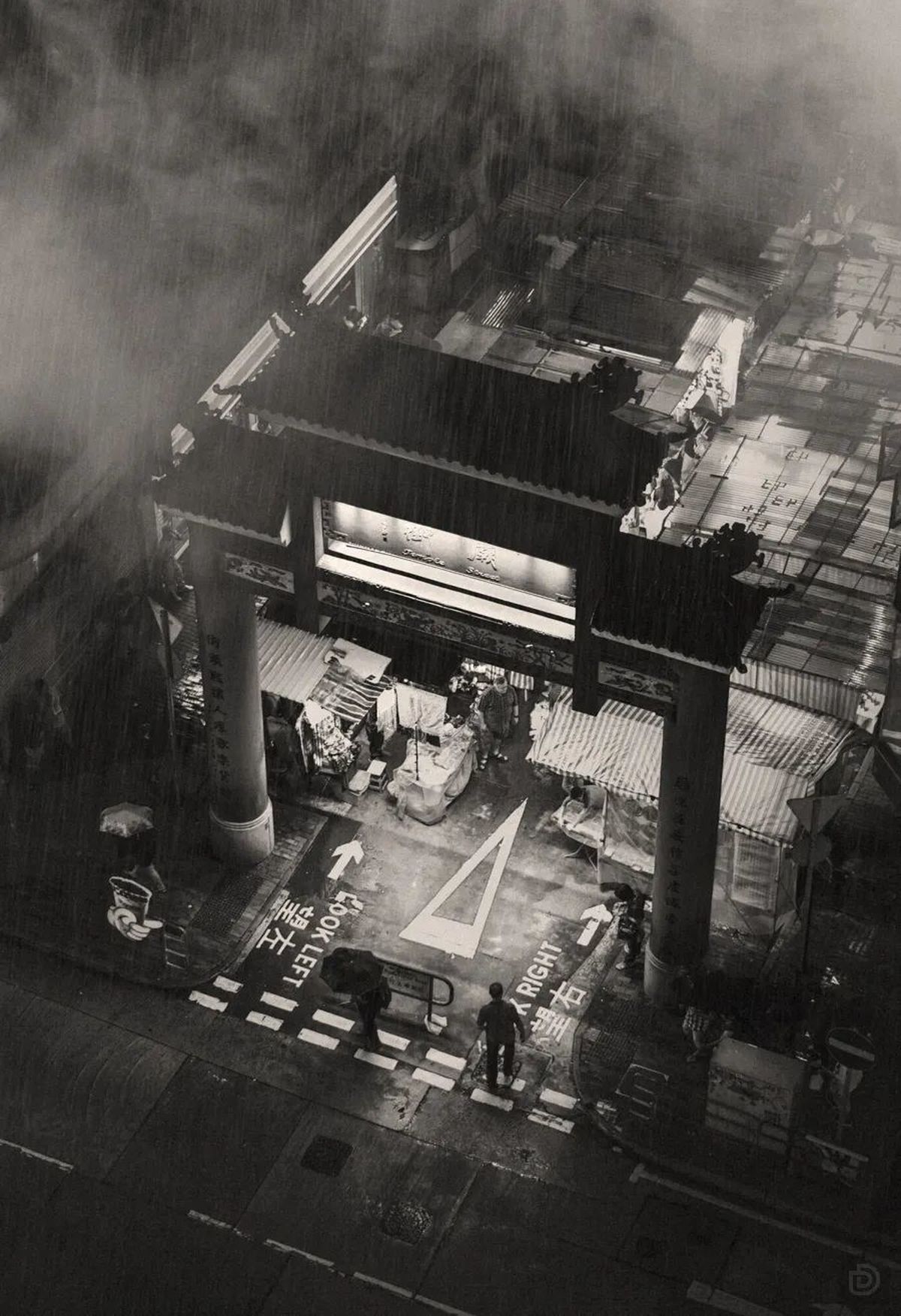 夜晚的工厂黑白照片