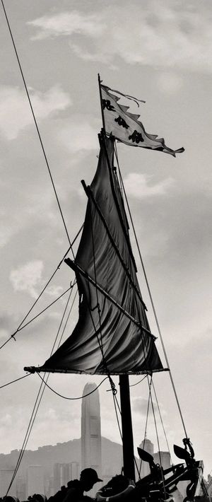 一艘带有大型旗帜的帆船的黑白照片