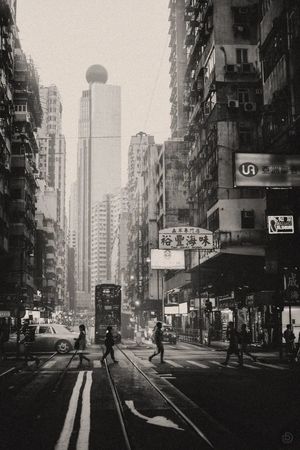 一张黑白照片 展示了城市街道和摩天大楼。