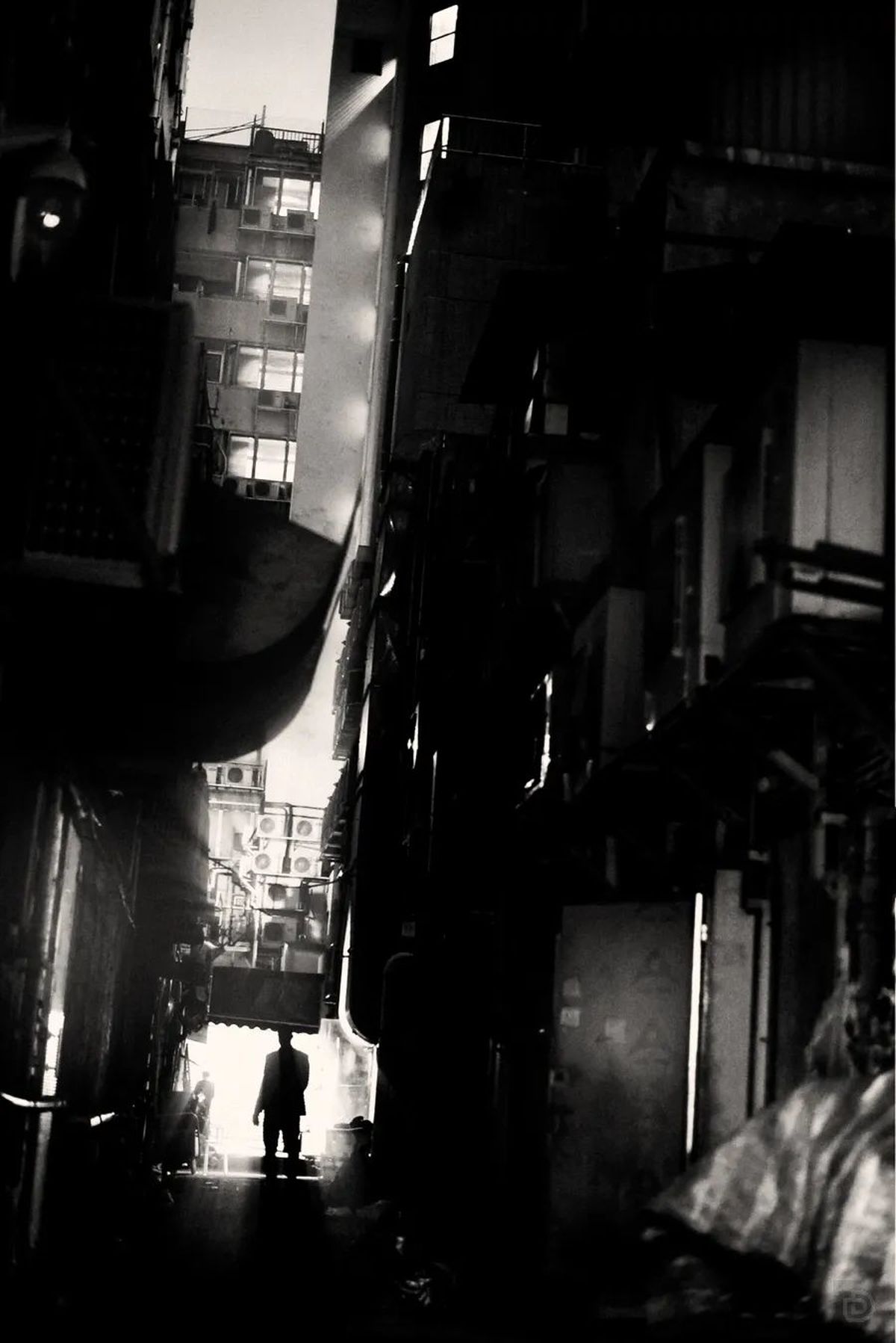 夜晚的黑暗小巷 人们沿着街道走 一个男人也沿着街道走。