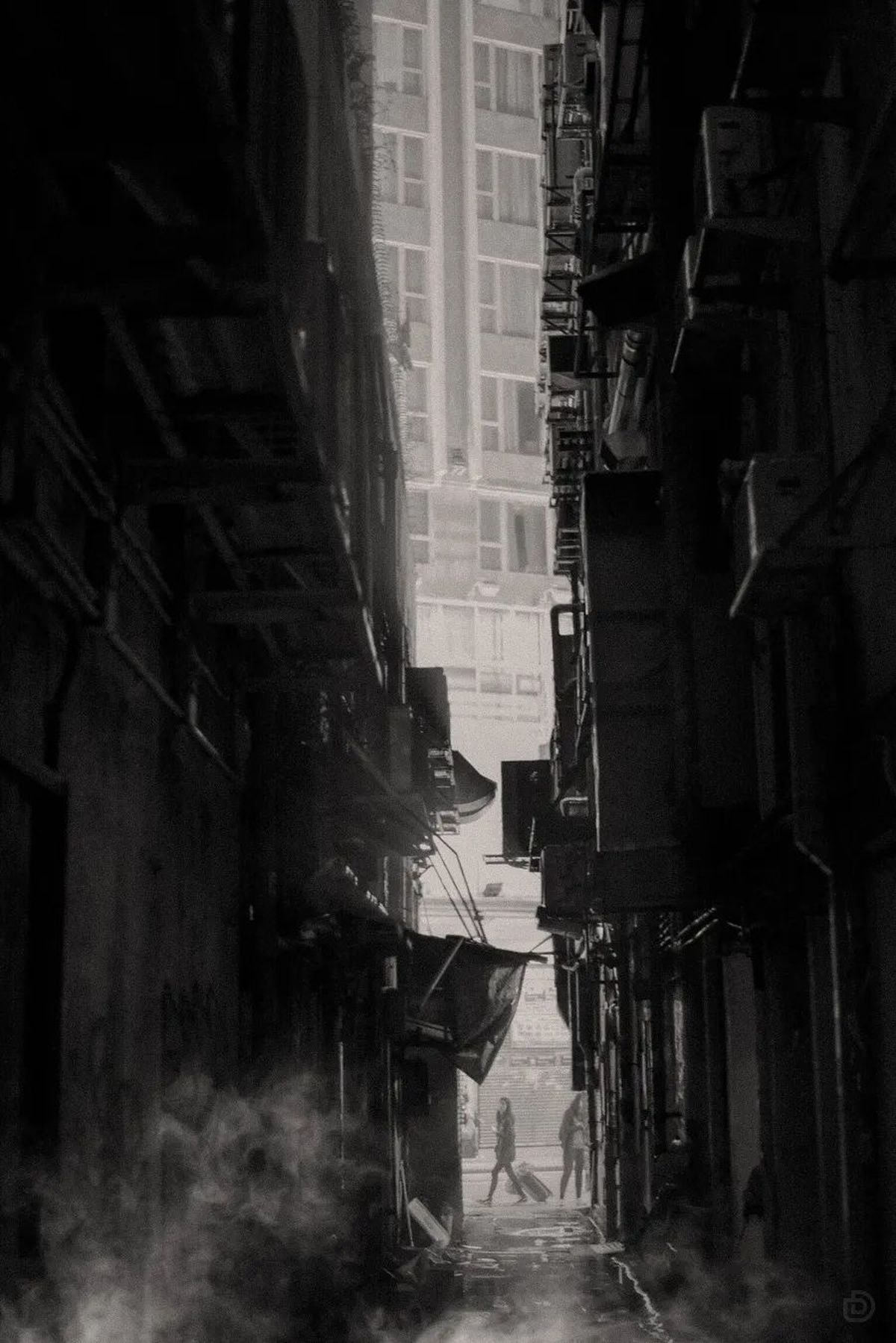 夜晚黑暗城市中的一条狭窄的巷子 黑白相间