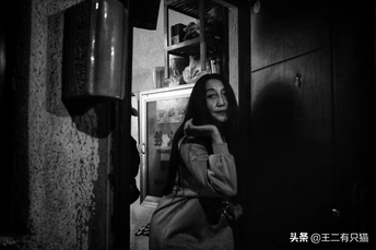 一个黑暗的走廊 一个女孩站在门口