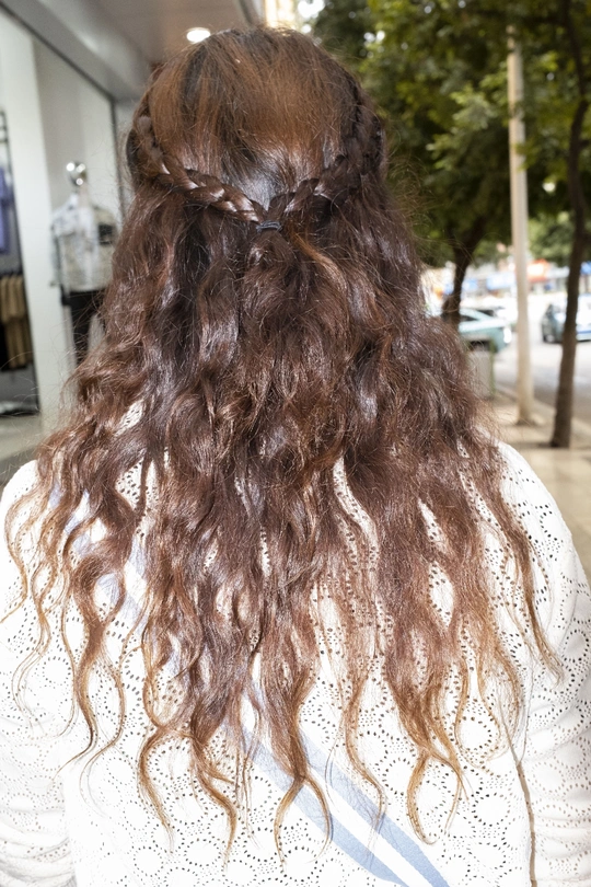 一位长发女子在街上