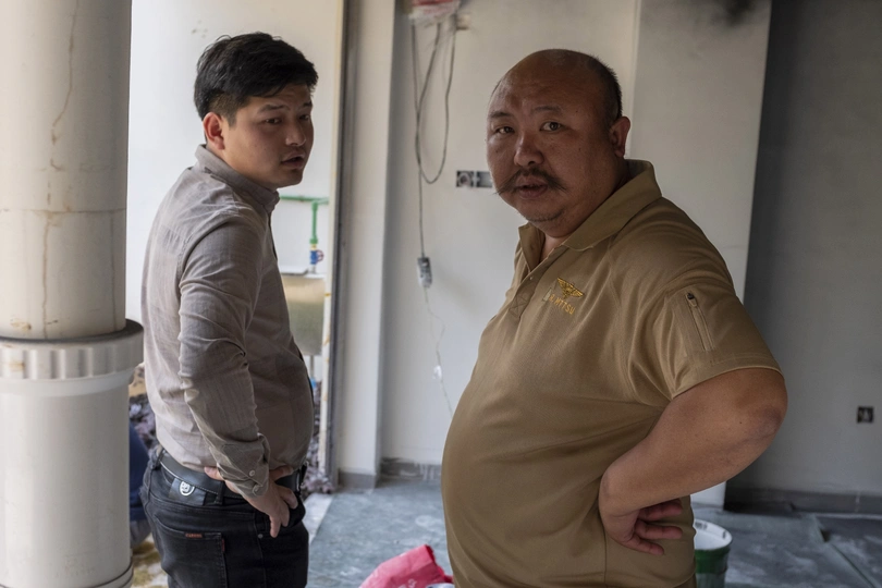 一个站在另一个人在房间旁边的人