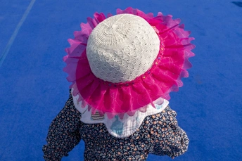 一个人穿着白色帽子粉色上衣