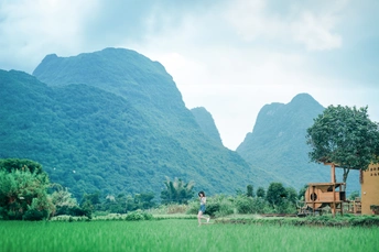 一位站在田野中的女人 背景是山脉。
