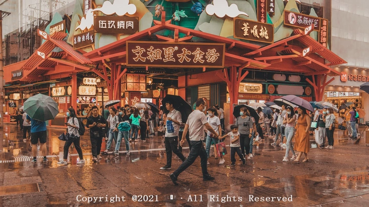 雨中的江汉路步行街