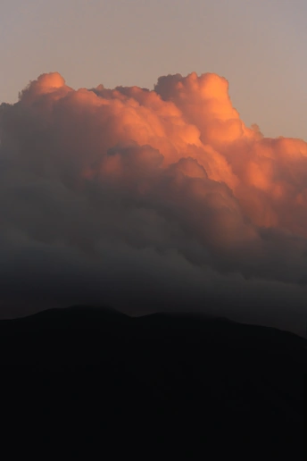 天空山脉上的一片日落 云彩在天空中