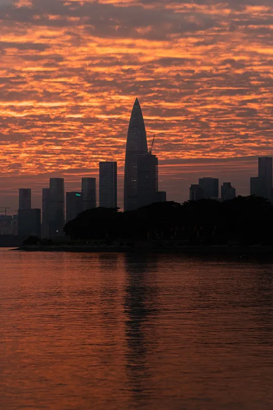 夕阳下城市的红色天空 前景有建筑。