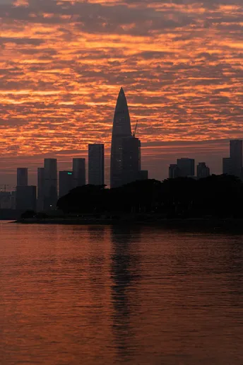 夕阳下城市的红色天空 前景有建筑。