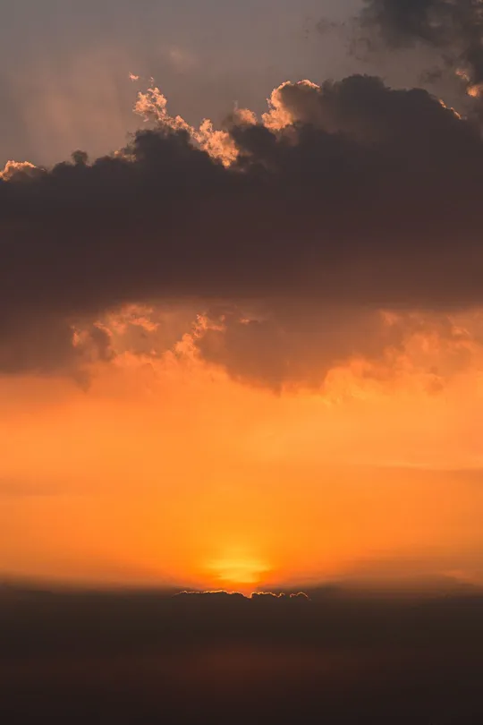 夕阳或日出 太阳落在大地边缘