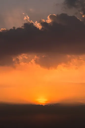 夕阳或日出 太阳落在大地边缘
