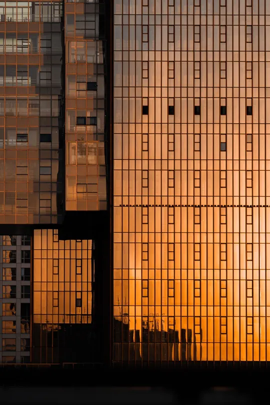 伦敦城市中的一栋高楼大厦的窗户上反射着阳光。