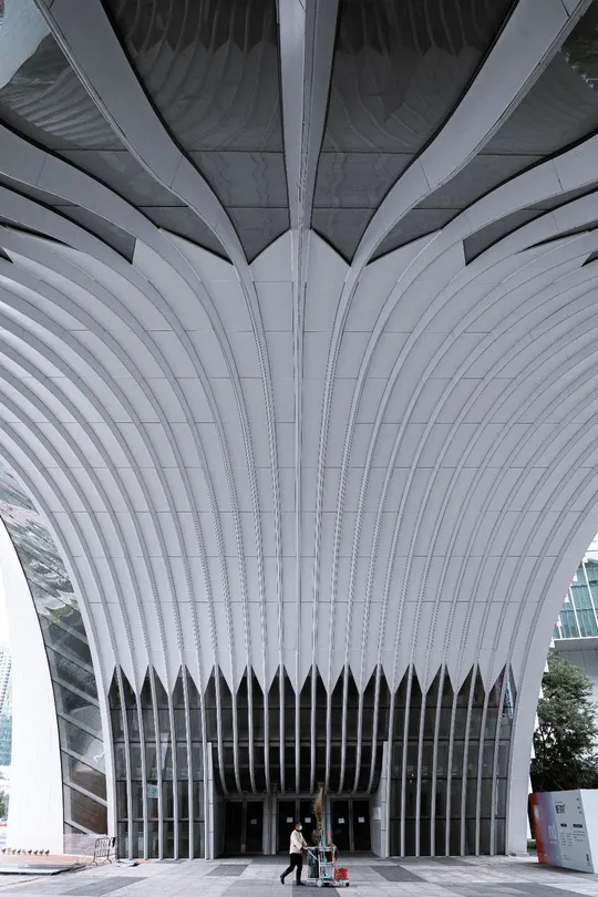 一个人在带有白色天花板的建筑物内部行走