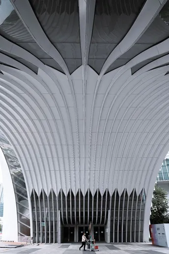 一个人在带有白色天花板的建筑物内部行走