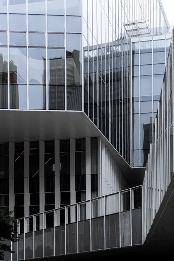 具有大窗户和玻璃反射另一栋建筑的现代化办公楼