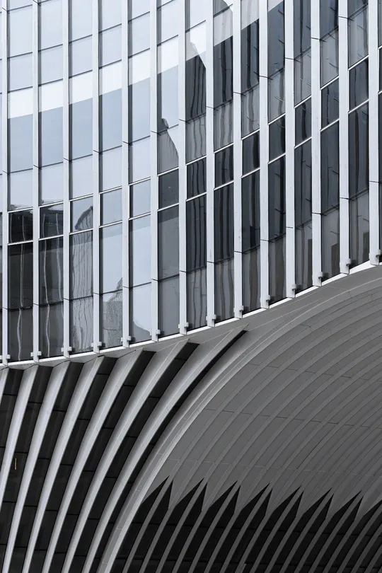 城市中的现代建筑 窗户中倒映着高楼。