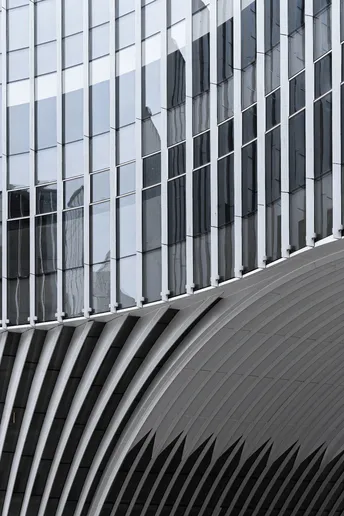 城市中的现代建筑 窗户中倒映着高楼。