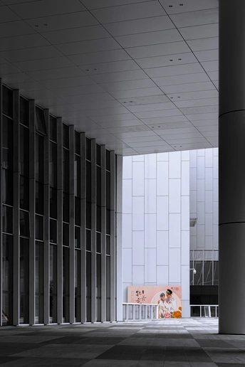 一个人在大房间里走