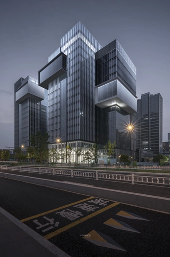 夜晚的现代化城市 高楼林立 道路宽敞。