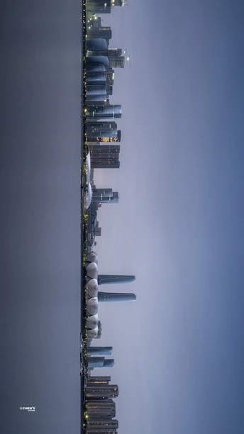 一张夜晚城市的照片 来自一座高塔的顶部。