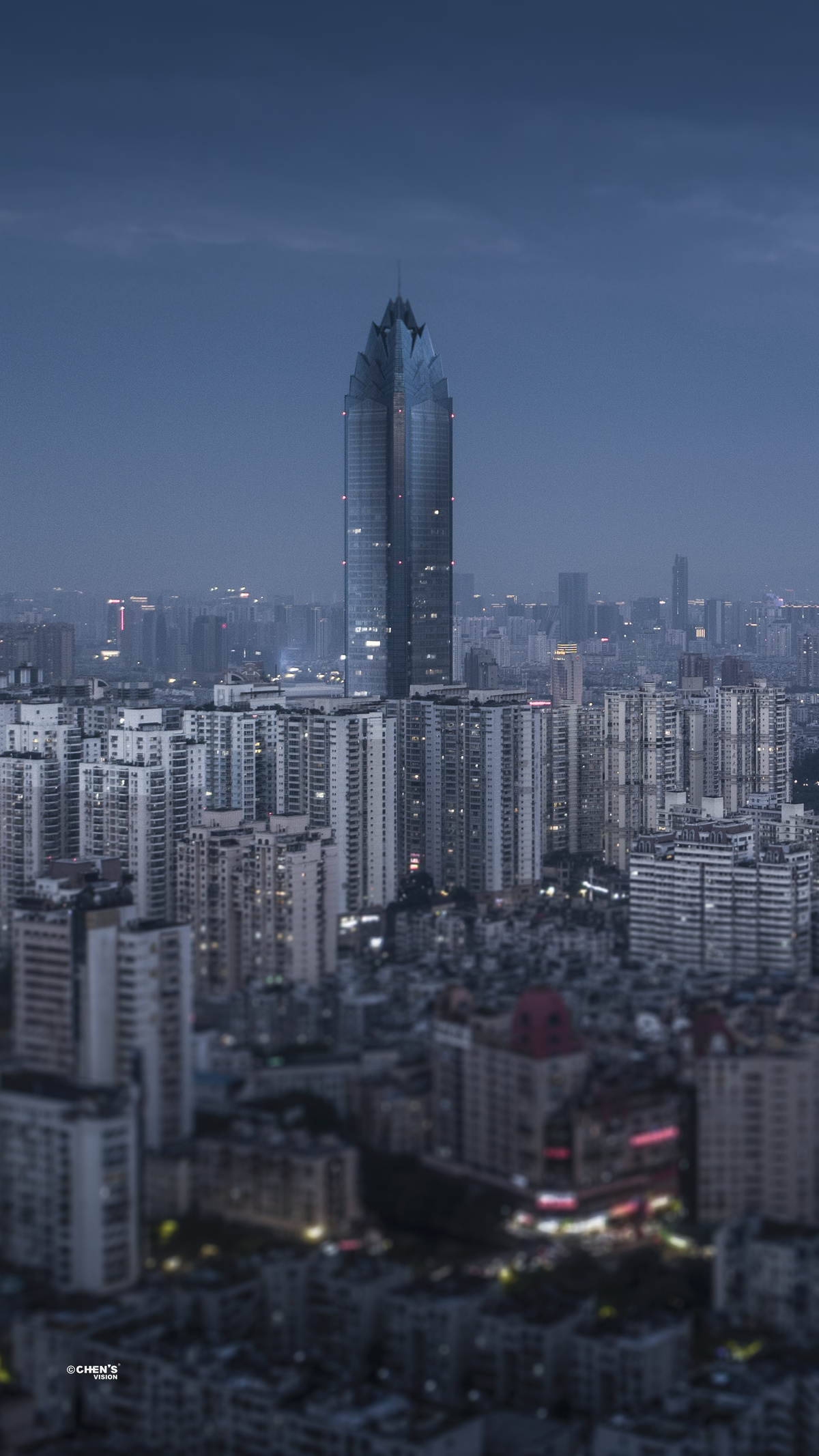 傍晚或夜晚的城市景观 高大的建筑和摩天大楼