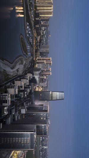 从世界上最高的建筑物的顶部俯瞰城市夜景。