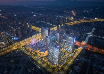 夜晚从高楼拍摄的城市的照片