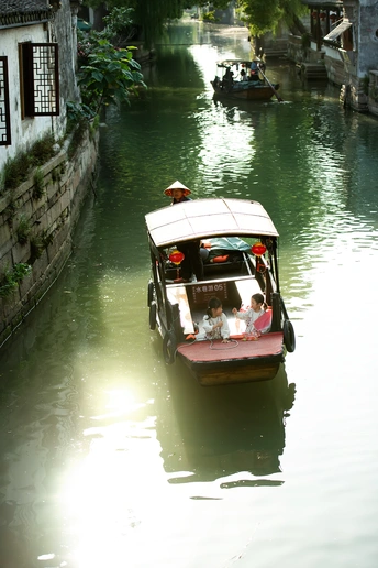 人们乘小船沿着狭窄的水道下行