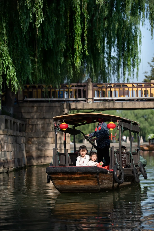 一些人在河上划小船