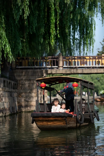 一些人在河上划小船